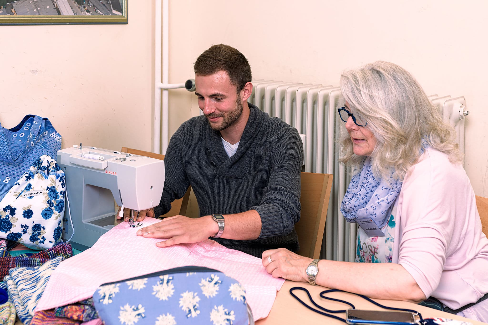 Sybille Hadzic nähend-web2048.jpg