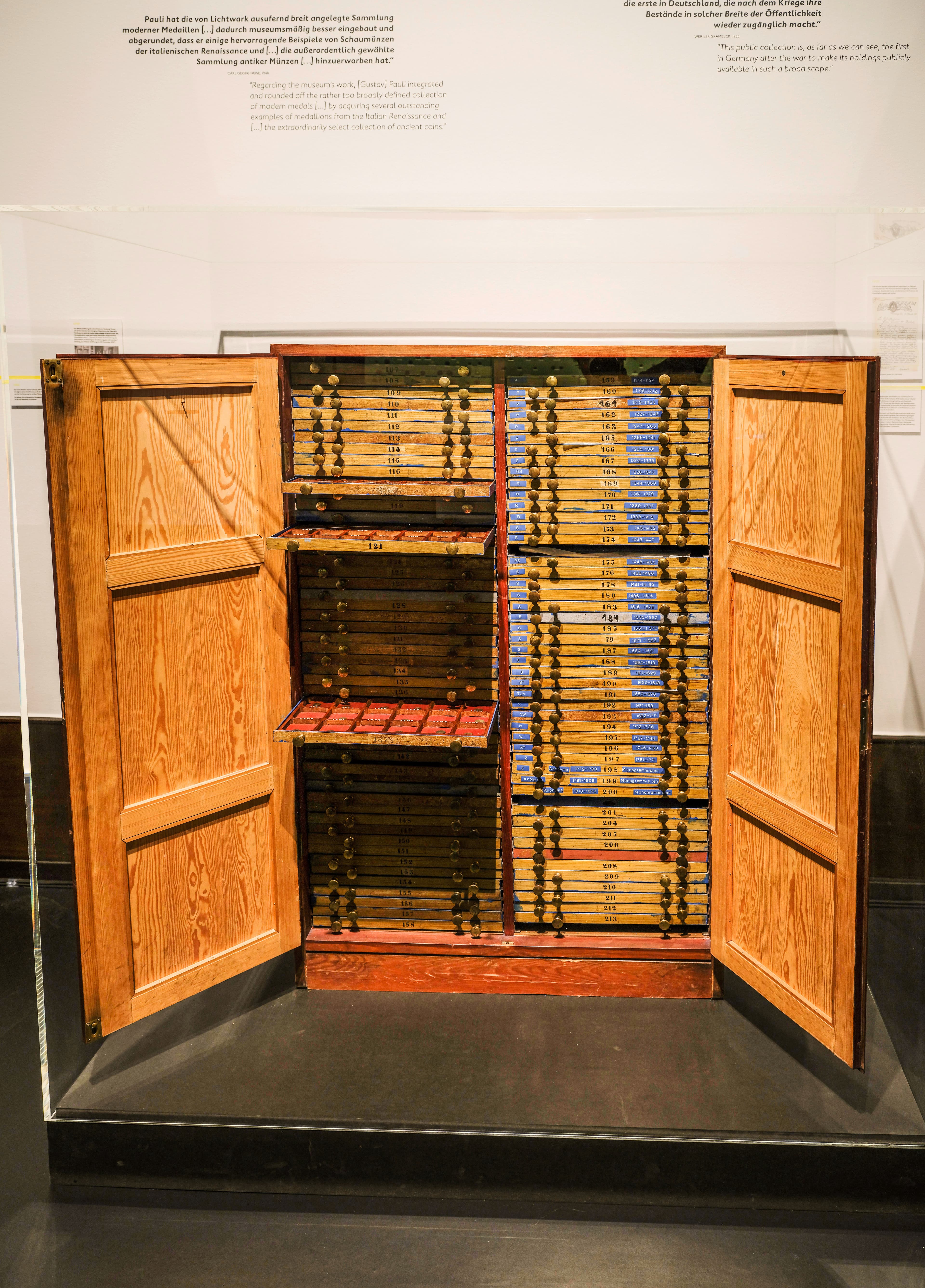Historischer Münzschrank im Transparenten Museum_Foto Christoph Irrgang.jpg